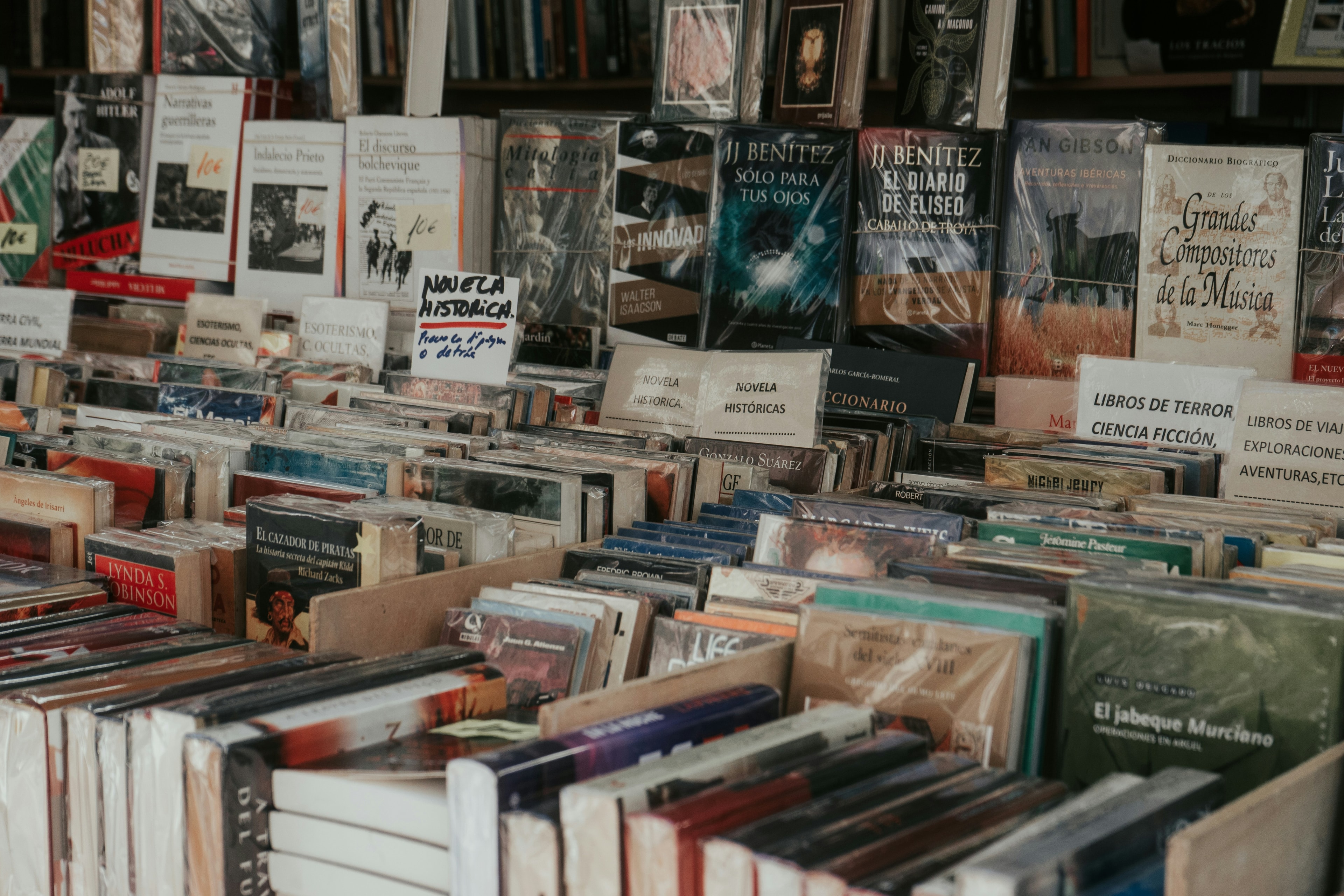 Estante de um sebo cheia de livros usados